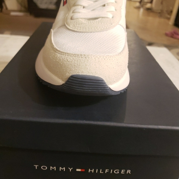 Tommy Hilfiger women's Sneakers Size 8.5 M. White 140 TwZIDYA. - Picture 2 of 8